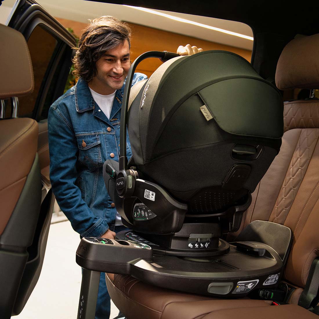 triv™ next + lytl™ + arra™ flex + base™ curv travel system