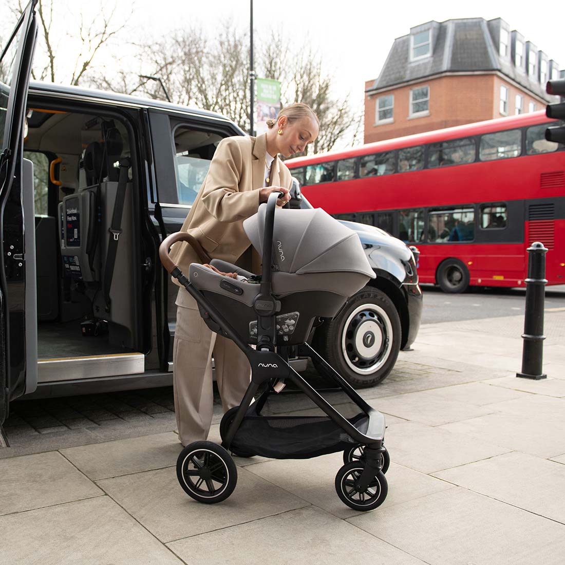 Nuna PIPA urbn su passeggino in viaggio